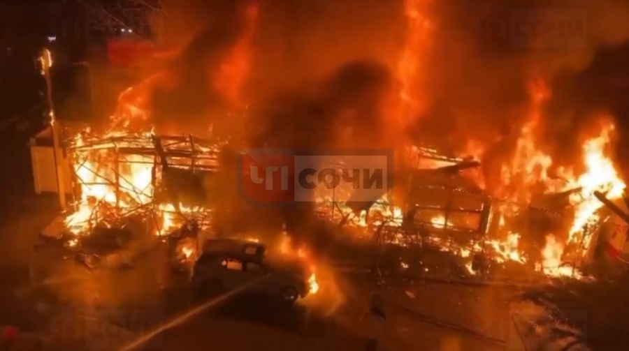 Новость Сочи: В Адлере сгорел магазин "Ваниль" и припаркованный рядом автомобиль