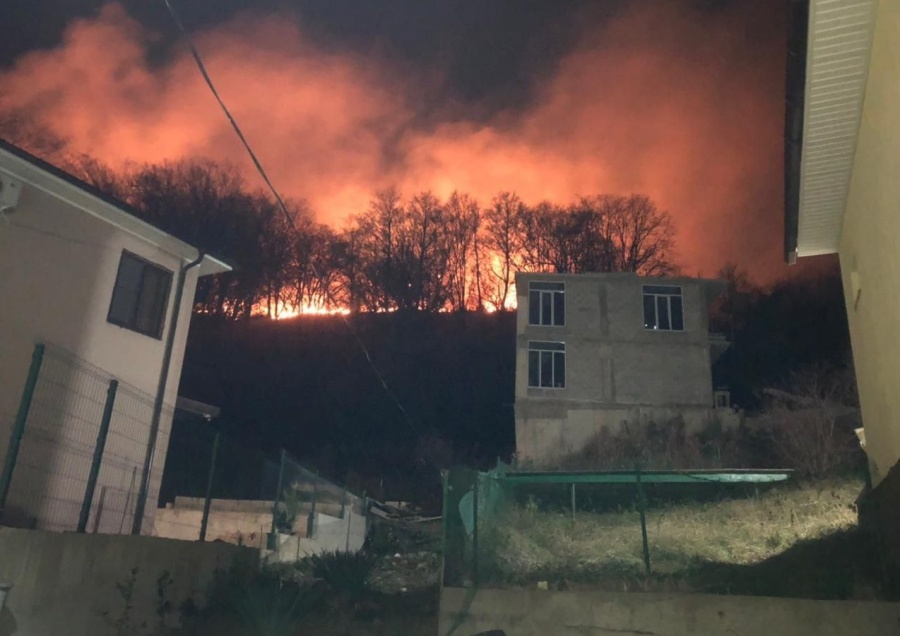 Новость Сочи: Недалеко от аэропорта в Сочи случился лесной пожар