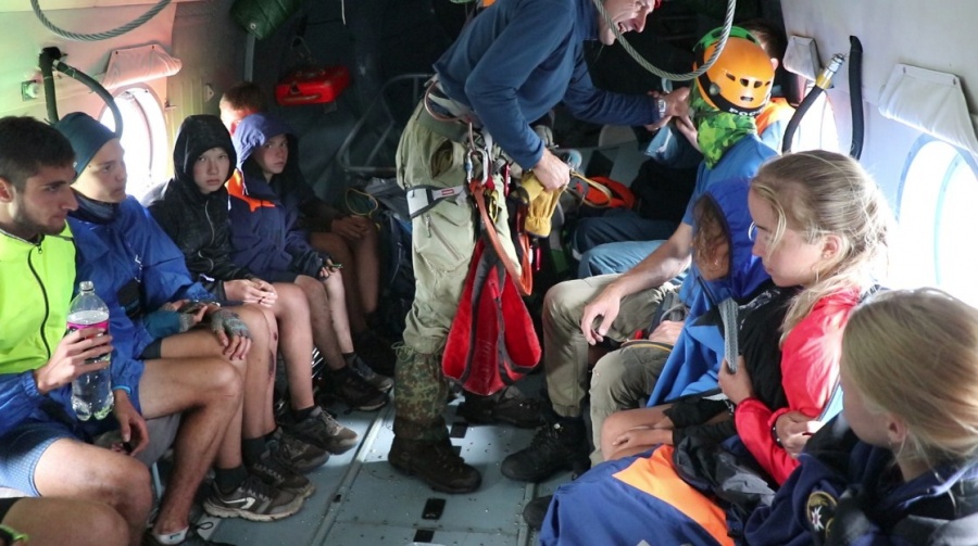 Новость Сочи: Группа потерянных людей из 11 человек, среди которых 8 детей благополучно эвакуированы на вертолете 