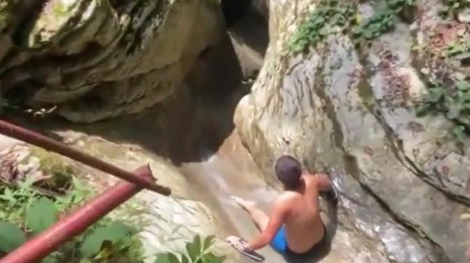 Новость Сочи: Туристы в Сочи используют каньон "Мамонтово ущелье" как природный "Аквапарк"