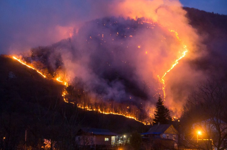 Новость Сочи: В лесах Туапсе бушует сильный пожар угрожающий деревне и нефтеперерабатывающему заводу