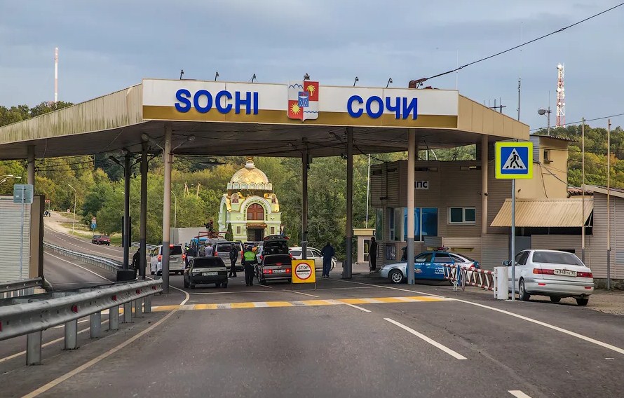Новость Сочи: В Сочи через автомобильный пост Магри не пускают в город туристов а большое количество машин выезжаю из Сочи