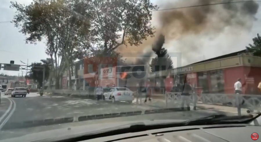 Новость Сочи: В Сочи на Доской улице от загоревшейся рекламы пострадал мужчина видео