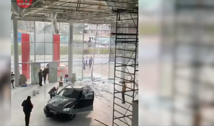 Новость Сочи: В Сочи водитель иномарки врезался в витрину автосалона в микрорайоне КСМ на улице Кипарисовой