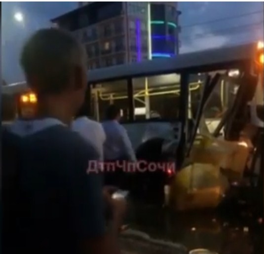 Новость Сочи: В Сочи произошло ДТП с участием рейсового автобуса, 10 пострадавших 25.06.2019