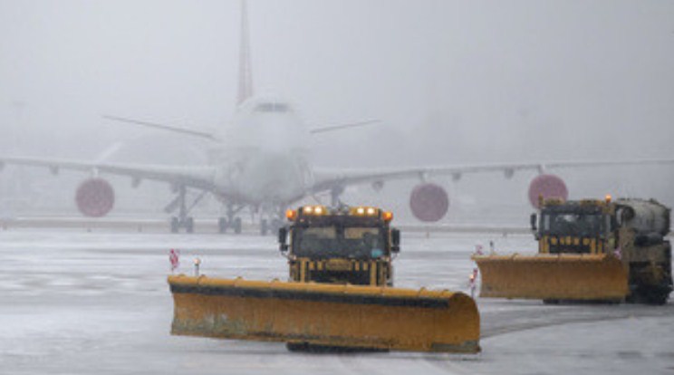 Новость Сочи: Аэропорт Краснодара закрыт для полетов из за сильного снегопада