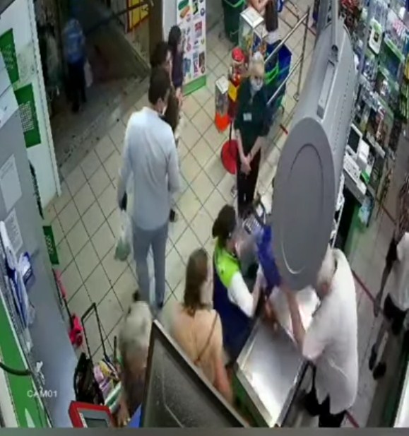 Новость Сочи: В Сочи пожилой мужчина ударил кассира за просьбу надеть маску в Fix Price