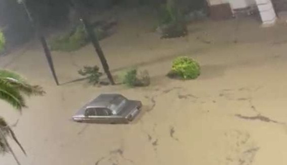 Новость Сочи: Машину снесло бурным потоком воды Мацесты, один погиб трое без вести пропали
