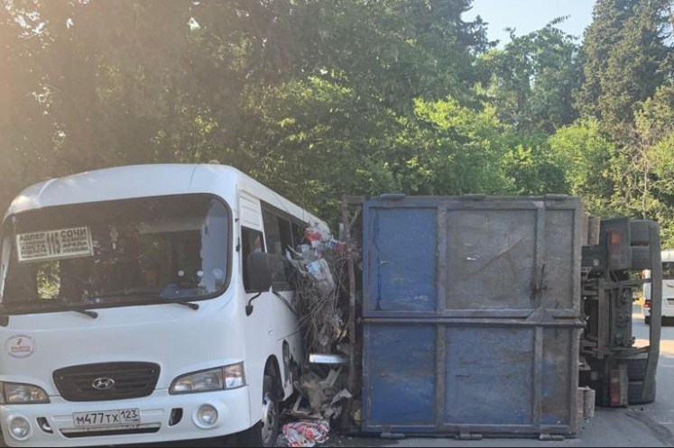 Новость Сочи: На движущийся автобус упал грузовик в Сочи