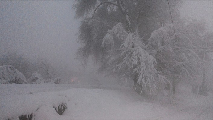 Новость Сочи: В Сочи продолжает действовать штормовое предупреждение в предгорной и горной зоне ожидается очень сильный снегопад