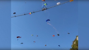 В Сочи на фестивале бейсджампинга установили мировой рекорд в массовом прыжке с парашютом