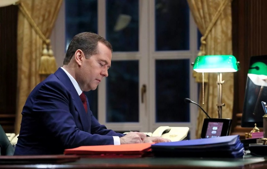 Новость Сочи: Дмитрий Медведев предложил ввести гарантированные выплаты абсолютно всем гражданам России