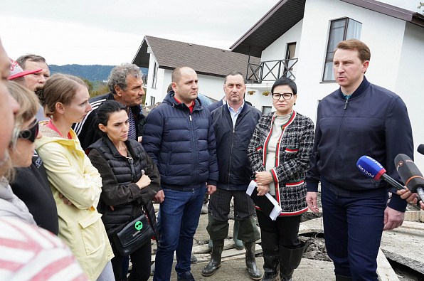 Новость Сочи: Мэр Сочи встретился с жителями домов, попавших в зону бедствия в результате движения грунта в поселке Сергей-Поле