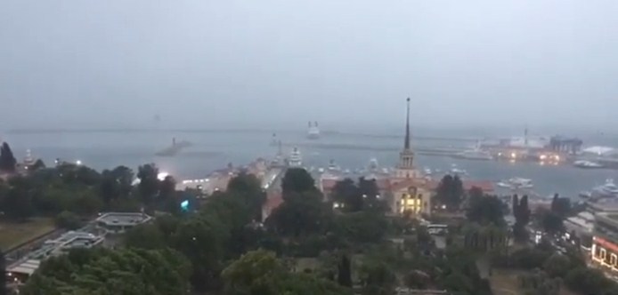 Новость Сочи: Подробности ЧП с круизным лайнером "Князь Владимир" в порту Сочи во время шторма 