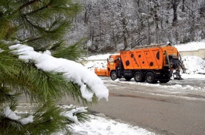 Дорожная зимняя техника переведена в рабочий режим в горах Сочи