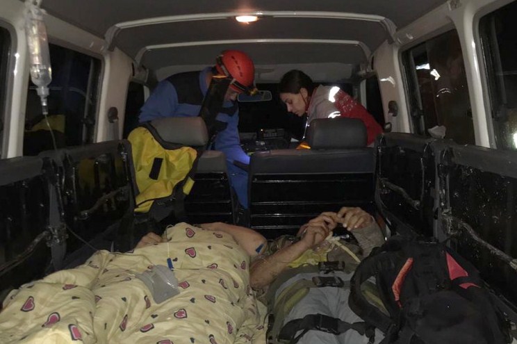 Новость Сочи: ЧП в Сочи спасатели вытащили из обрыва двух разбившихся автомобилистов 