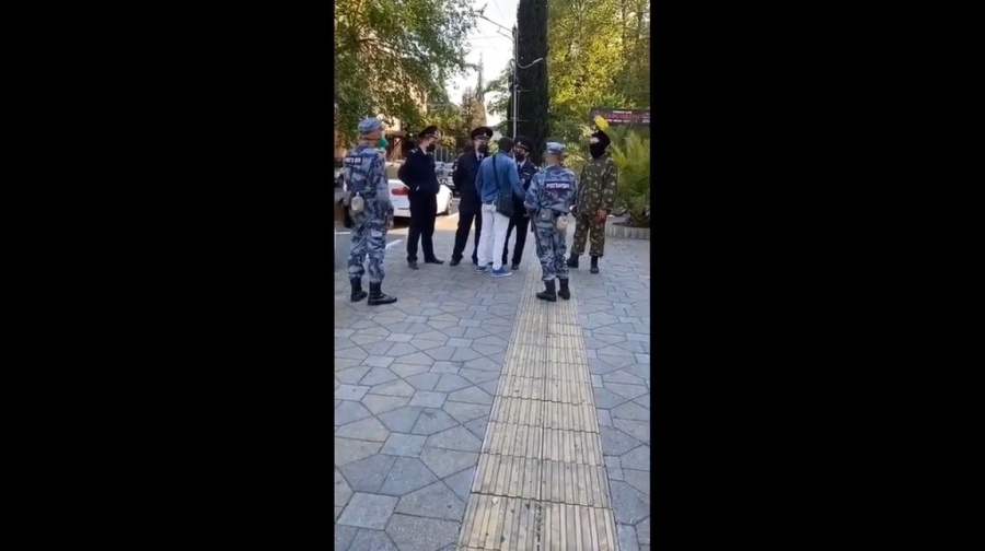 Новость Сочи: Громкий конфликт в Сочи, полицейские привлекли к ответственности скандального нарушителя самоизоляции