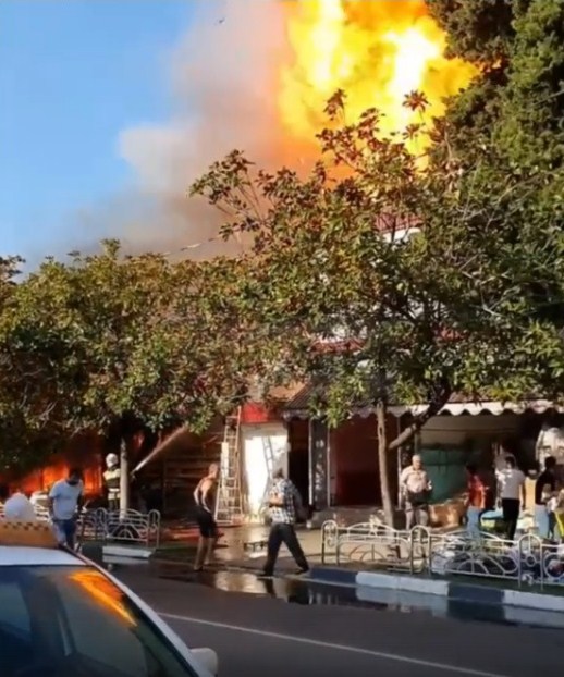 Новость Сочи: Сильнейший пожар в Лазаревском районе Сочи охватил кафе и два дома