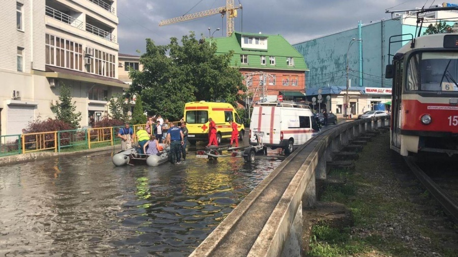 Новость Сочи: В Краснодаре затопило улицу спасатели на лодках эвакуировали людей из трамвая