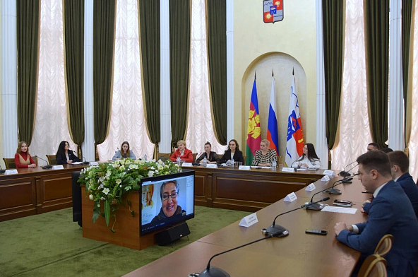 Новость Сочи: Парламент Сочи молодежи провел круглый стол с ведущими экспертами в области интернет-коммуникаций и СМИ