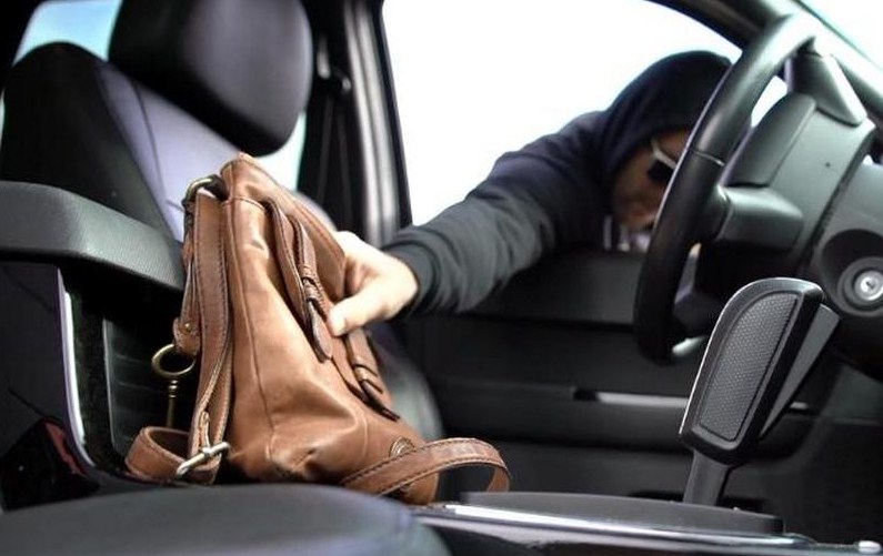 Новость Сочи: Молодой гастролер разбивший окно автомобиля и укравший все ценное пойман с поличным 