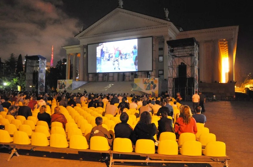 Новость Сочи: Расписание бесплатных киносеансов под открытым небом на  Кинофестиваль «Кинотавр» с 11 по 18 сентября 2020