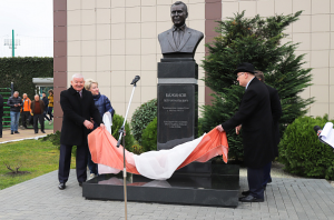 В Сочи состоялась церемония открытия памятника Петру Бажанову