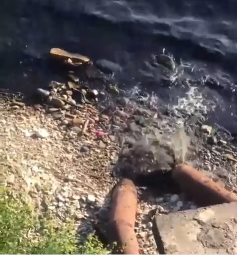 Новость Сочи: В сочинском микрорайоне прорвало канализационную трубы а нечистоты вылились в море