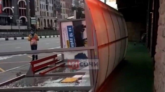 Новость Сочи: Сильный ветер в Сочи сорвал автобусную остановку. Видео