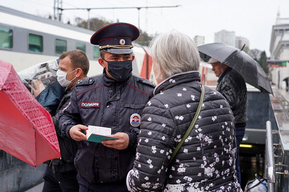 Новость Сочи: На вокзалах в Сочи всех людей проверяют полицейские на предмет заражения COVID-19