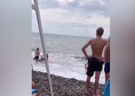 Новость Сочи: Спасатели помогли выбраться на берег подвыпившим мужчинам, которые пошли купаться в шторм