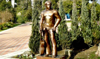 Памятник высоцкому в Сочи