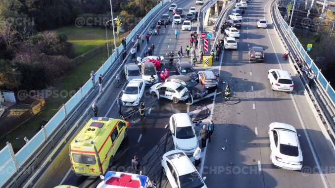 Новость Сочи: Массовое ДТП  в Адлерском районе Сочи с участием 9 автомобилей