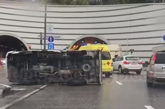 Новость Сочи: Утром в Сочи на дублёре Курортного проспекта опрокинулся грузовик
