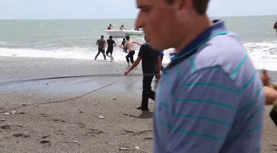 Новость Сочи: Женщину с тремя малолетними детьми унесло в море в Абхазии