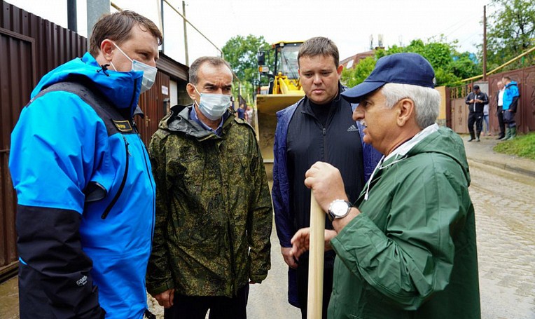 Новость Сочи: Губернатор и Мэр Сочи побывали в местах ликвидации последствий стихии в Сочи