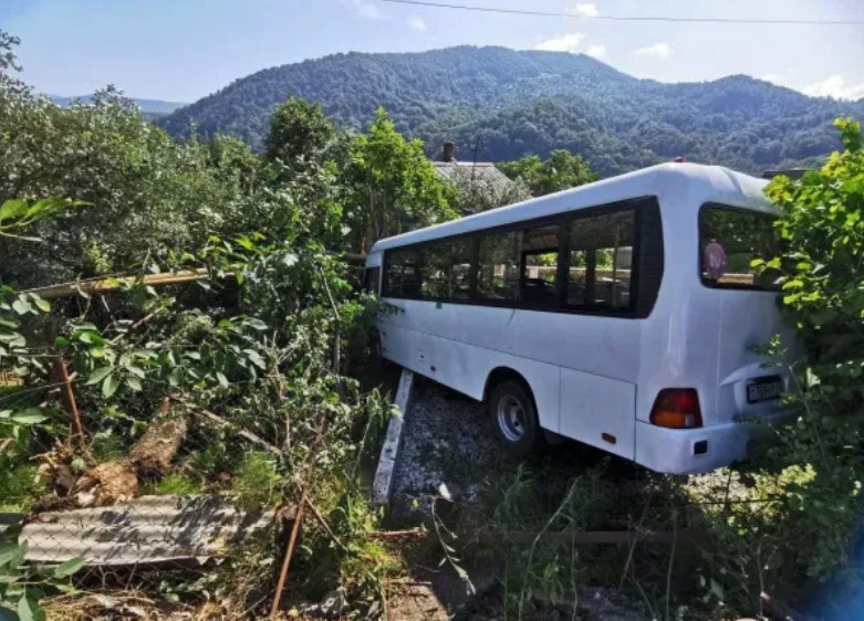 Новость Сочи: Автобус вылетел в кювет из за ДТП, пострадали 12 человек