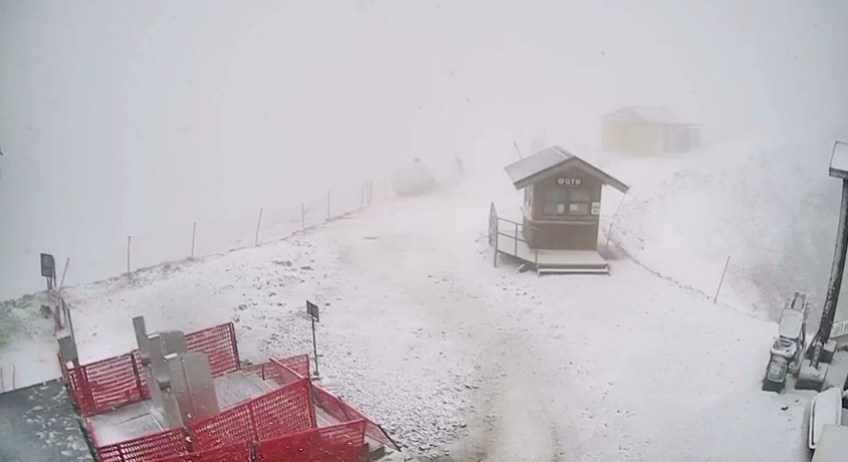 Новость Сочи: На Красной Поляне выпал снег на высотах выше 2000 метров куда можно добраться на канатной дороге