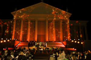 На День города Сочи у Зимнего театра состоялся концерт под открытым небом