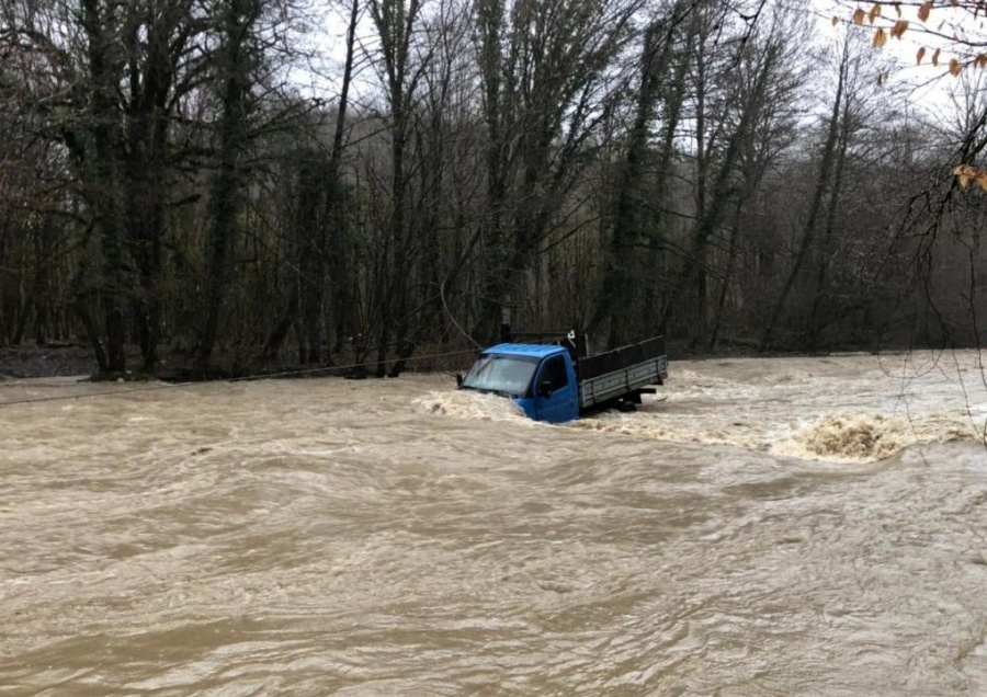 Новость Сочи: Спасатели эвакуировали двоих людей из русла реки Большая Хоста видео