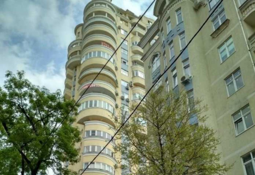 Новость Сочи: Из окна многоэтажного жилого дома выпал мужчина в центре Сочи