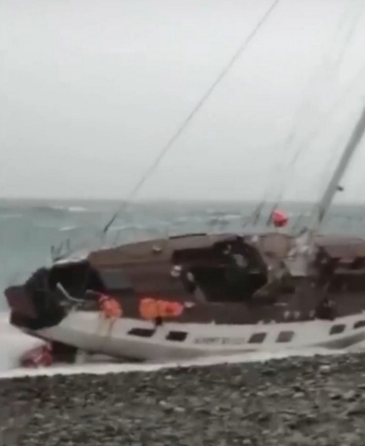 Новость Сочи: В Сочи сильный шторм выбросил на берег яхту