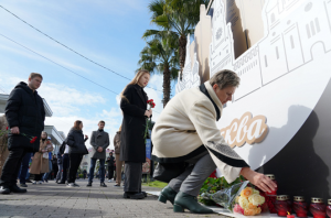 Горожане и гости Сочи продолжают нести цветы к стихийному мемориалу в память о жертвах теракта в «Крокус Сити Холле» 