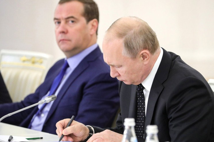 Новость Сочи: Владимир Путин назначил Дмитрия Медведева на должность своего заместителя в президентском совете по науке и образованию