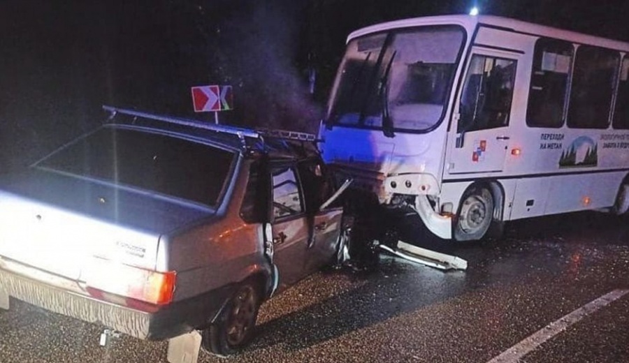 Новость Сочи: Легковой автомобиль вылетел на встречную полосу и столкнулся с автобусом