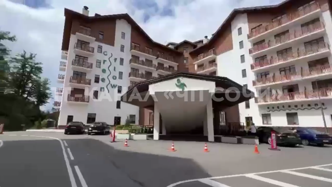 Новость Сочи: В посёлке Роза Хутор рухнул потолок парадного входа в отель «Green flow»