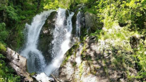 В горах Сочи сотрудники МЧС спасли семью в районе водопада Кейва