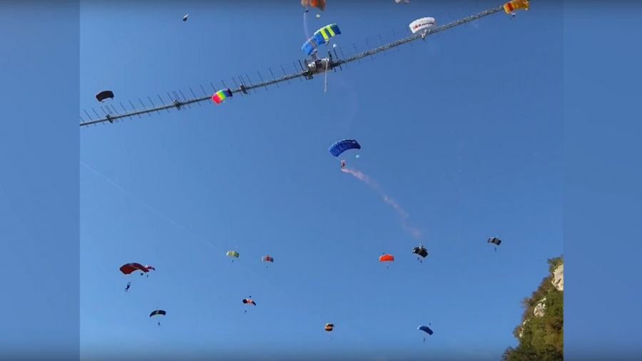 Новость Сочи: В Сочи на фестивале бейсджампинга установили мировой рекорд в массовом прыжке с парашютом