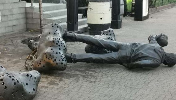 Новость Сочи: В ночь с 4 на 5 мая 2021 в Сочи вандалы снесли скульптуру Рыжего из «Иванушек-Интернешнл»