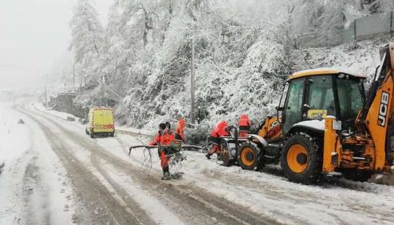 Новость Сочи: В горной местности Адлерского района Сочи 30 единиц тяжелой техники расчищают дороги от снега